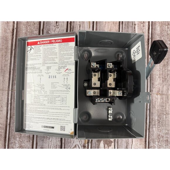 Square D 30 amps Fusible 2-Pole Fuse Safety Switch L221N 120/240V 2 Cartridge - Picture 3 of 4